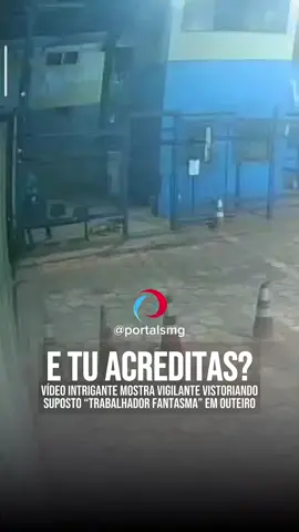 ⚠️ VIRALIZOU Na noite desta quarta-feira (27), um vídeo acompanhado de áudio começou a circular nas redes sociais e chamou atenção pelo caráter inusitado. As imagens, registradas em uma distribuidora no distrito de Outeiro, em Belém, mostram um vigilante aparentemente vistoriando um suposto “trabalhador fantasma”. Na gravação, o vigilante se levanta e utiliza um detector de metais em alguém que não aparece no vídeo. O único movimento visível é o de um cachorro que o acompanhava, que chega a se levantar no momento da ação e depois volta a se deitar. A cena inusitada, sem explicação aparente, rapidamente viralizou e tem gerado inúmeros comentários nas redes sociais. 📲SIGA @portalsmg para mais informações! #PortalSmg #Viral #Trending #Fyp #ExplorePage          
