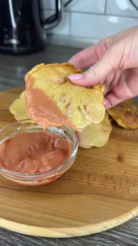 СОСИСКИ в тесте за 5 минут 😋 ⠀ Давай соберём больше ❤️ и «Спасибо за рецепт!» Больше полезного и вкусного в моем ТГ КАНАЛЕ ❤️ ссылка в шапке профиля ☺️ ⠀ Вам понадобится: ▫️сосиски 4 шт ▫️яйцо 1 шт ▫️соль, перец ▫️копченая паприка 1 ч.л ▫️молоко 150 мл ▫️мука 5 ст.л ⠀ Приятненького аппетита 😋