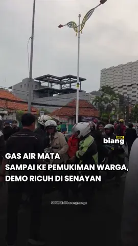 Aksi demo yang berlangsung di depan DPR Senayan memanas. Gas air mata yang ditembakkan aparat bukan hanya mengenai massa aksi, tapi juga terbawa angin hingga masuk ke pemukiman warga sekitar. Anak-anak, ibu-ibu, hingga lansia ikut merasakan perih di mata dan sesak napas. Demo yang awalnya hanya di jalan, kini berdampak langsung ke rumah-rumah warga yang tidak tahu apa-apa. Pertanyaannya, sampai kapan masyarakat harus jadi korban setiap kali ada kericuhan? 😔 #DemoDPR #GasAirMata #SuaraRakyat #JakartaTerkini #BreakingNews    