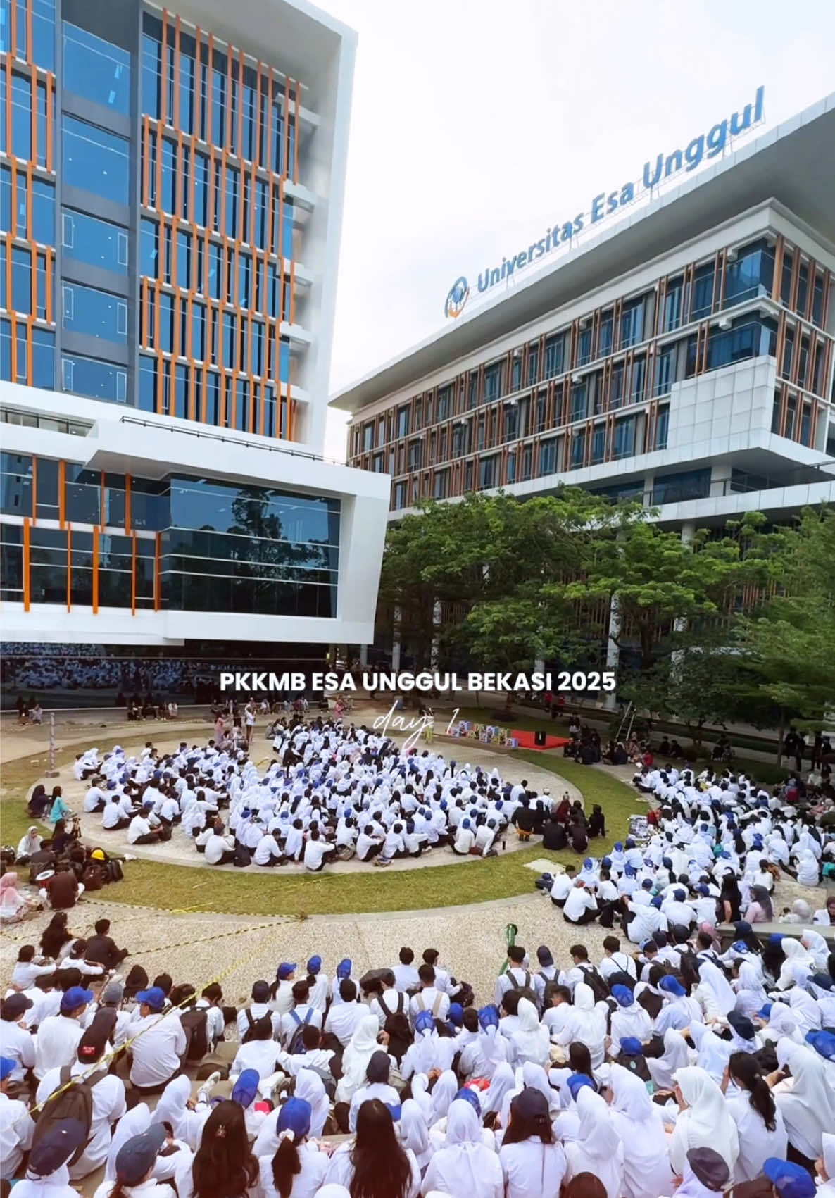 Hari ini menjadi awal yang penuh cerita untuk para Mahasiswa Baru Universitas Esa Unggul Kampus Bekasi. 🌟 Dalam Day 1 PKKMB 2025, mereka disambut sebagai keluarga baru dalam lingkungan kampus yang penuh inspirasi. Mulai dari pengenalan kampus, nilai-nilai universitas, hingga interaksi dengan dosen dan teman-teman baru, semuanya berjalan penuh antusias. Tak hanya sekadar acara formal, PKKMB hari ini menjadi ruang kebersamaan: saling mengenal, berbagi tawa, dan merajut ikatan yang akan tumbuh semakin kuat di tahun-tahun mendatang. Hari pertama ini hanyalah pintu masuk menuju perjalanan panjang yang akan mereka jalani: penuh tantangan, peluang, dan kesempatan untuk bertransformasi. Esa Unggul bukan sekadar tempat belajar, tetapi tempat membangun masa depan. Selamat datang, Maba UEU Bekasi 2025! 💙🧡 Mari kita songsong hari-hari berikutnya dengan semangat juang yang lebih besar. 🚀 #PKKMBUEU2025 #UEUBekasi #Day1Recap #esaunggul #bekasi