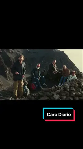 Caro Diario di Nanni Moretti (1993, Italia) Durante la visita al vulcano di Stromboli Nanni Moretti su richiesta dell’amico interroga un gruppo di turisti americani sugli sviluppi della trama di Beautiful, siccome in America sono avanti sulle puntate. Un film di culto che descrive poeticamente alcune macrodisfunzioni dell’epoca contemporanea, in chiave autobiografica. #nannimoretti #carodiario #theboldandthebeautiful #isoladivulcano #isoleeolie 