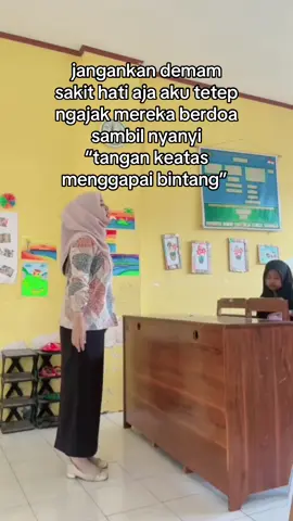jangankan sakit hati banjir bandang hujan badai angin ributpun aku tetep sekolah🙂‍↕️ #gurusd #gurumuda #gurugenz 