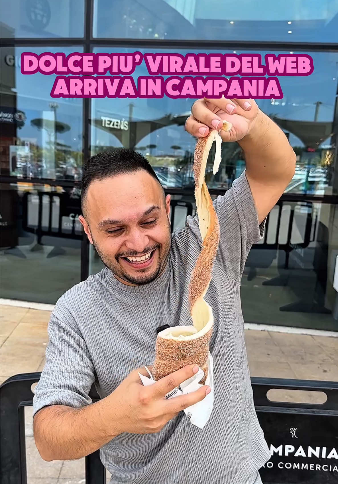 Il dolce più virale del web è arrivato in Campania 😍 Chimney House è arrivato al centro commerciale Campania con il famoso dolce ungherese e la sua variante estiva con il frozen yogurt 😋 Il bello è che puoi personalizzarlo come ti pare 🥹 Tagga un amico che te lo deve offrire 😂🙌🏻 *ADV x CHIMNEY HOUSE* #eatfoodporn #madonnacomegodo #kurtos #kurtoskalacs #centrocommercialecampania 