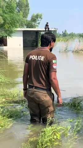 Sialkot police serving people of head marala flood area 🤲 @Kashif #waleediqbalbhalli 