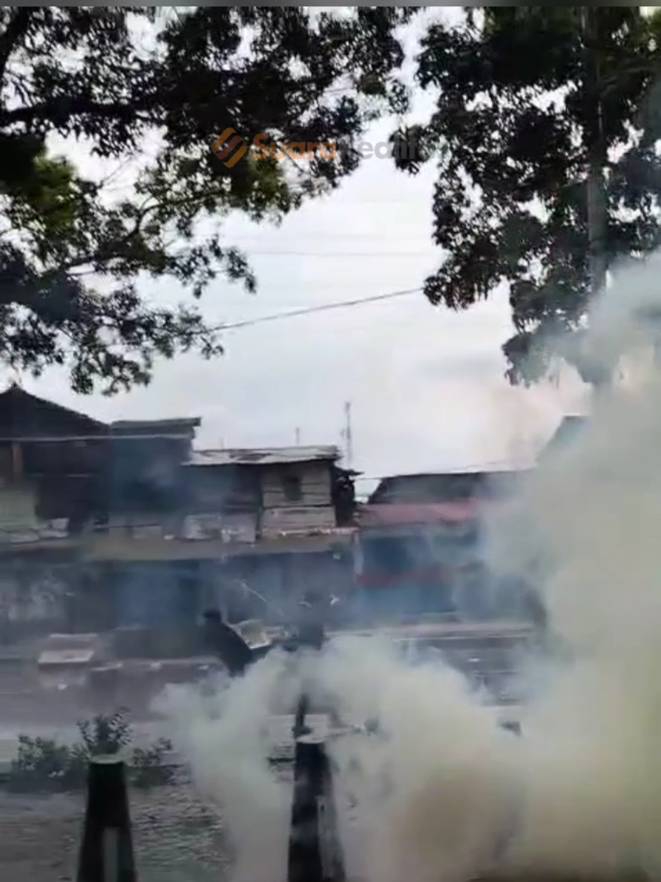 Aparat Pukul Mundur Massa Demonstrasi dengan Water Cannon dan Tembakkan Gas Air Mata #aksidemo #watercannon  #demoricuh #situasiterkini #gasairmata 