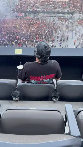Everyone experiences music differently I guess… #metlifestadium #newjersey #systemofadown #korn #hardrockhero @systemofadown 