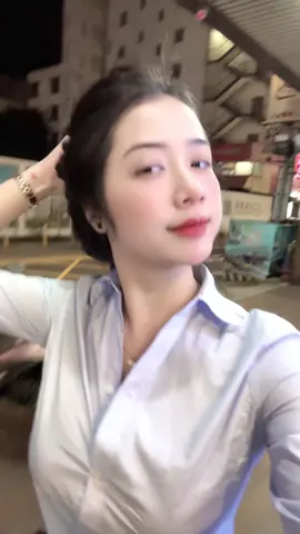 Phải đến khi cuối ngày, khi ngả lưng xuống giường, bạn mới nhận ra bản thân đã thấm mệt đến rã rời. Nhưng dù thế nào, ngày hôm nay bạn vẫn vượt qua được rồi Chỉ mong mai thức dậy, bạn vẫn giữ được lòng mình nhẹ lại một chút. Và nếu có thể, hãy chạm tay vào ngày mới bằng sự dịu dàng tử tế với chính mình...
