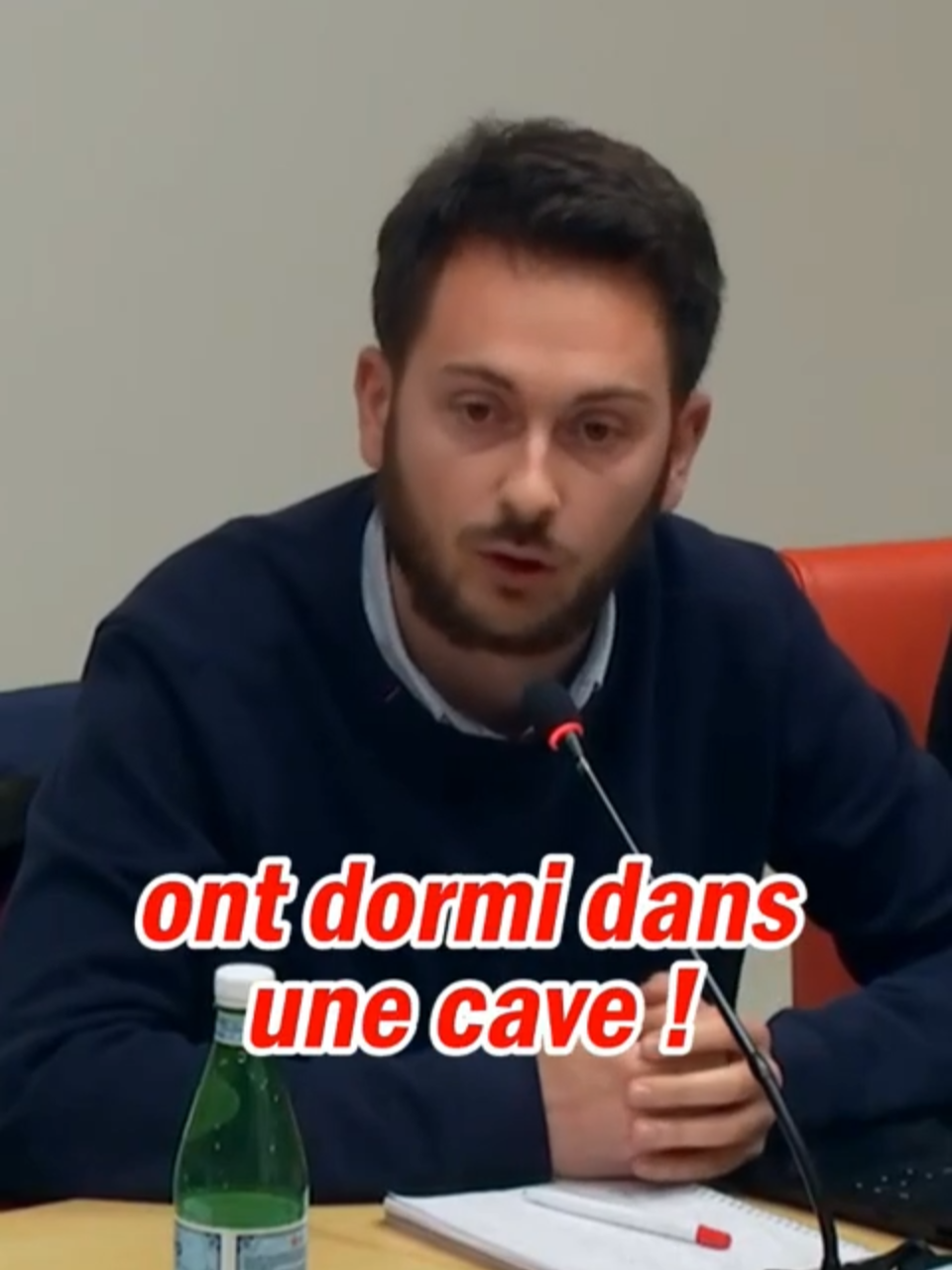 « A Limoges, quand on fait des maraudes le vendredi soir à Limoges, on tombe sur des enfants qui ont 5, 6 ou 7 ans. » En 2023, j'alertais la Secrétaire d'Etat chargée de l'enfance sur le désespoir des enfants et des familles à la rue. Aucune solution pérenne d'hébergement n'était alors envisagée par le Gouvernement, et ces familles ne pouvait compter que sur l'aide des associations et les dons de particuliers. La situation a-t-elle évolué en 2025 ? Oui. Elle s'est encore empirée.  Selon le récent baromètre de l'UNICEF, 2159 enfants, dont 503 de moins de 3 ans, restent sans solution d’hébergement. ⚠️ 2159 enfants à la rue, en France. ⚠️ Ce chiffre a augmenté de 30% depuis 2022. C'est une honte pour notre pays. Mais lorsque nous proposons l'ouverture de milliers de places d'hébergement d'urgence dans le budget, elle est balayée par 49.3. Les pouvoirs publics doivent agir en urgence pour qu'aucun n'enfant n'ait à passer une nuit de plus dehors.