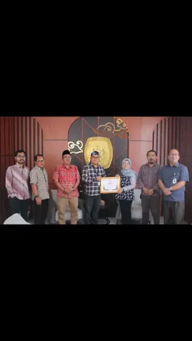 Sekretaris KPU Provinsi Jawa Barat, Eko Iswantoro, membagikan kesan pertamanya saat berkunjung ke kantor KPU Kabupaten Cirebon. #KPUMelayani