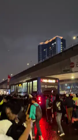 Hari ini mahasiswa melakukan aksi demo lagi didepan gedung DPR RI , Mereka melakukan aksi damai dan tertib . Harusnya pejabat negara menemui mereka dnger aspirasi rakyat . Mereka uda melakukan aksi demokrasi tertib . Mana kata puan pintu DPR terbuka lebar ? Masih dikunci 😱#demo #28agustus2025 #indonesia #jakarta #breakingnews #dpr 