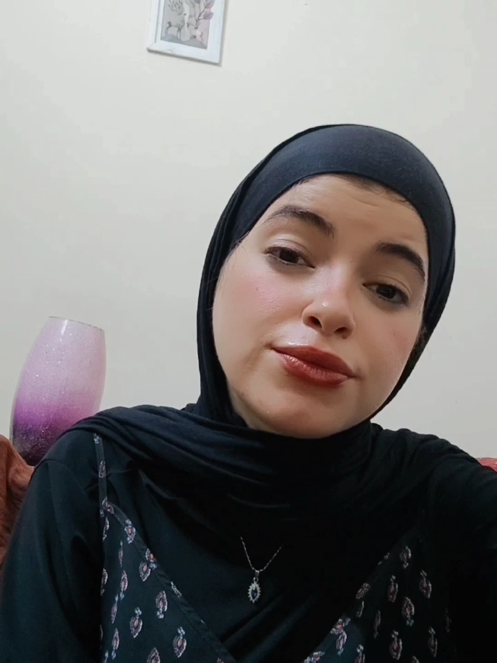وبنا معاد لو احنا بعاد اكيد راجع ولو بيني وبينو بلاد