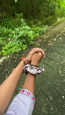 हातमा हात राखेर हिँड्दा मेरो संसार पूरा हुन्छ💝