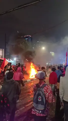 makin malam makin rame# #demo #dpr #indonesia #indonesia🇮🇩 #merdeka