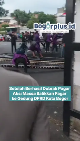 Pukul 17.22 WIB, massa aksi mengembalikan pagar gedung DPRD Kota Bogor ke tempat semula.  Mulanya, setelah berhasil dirobohkan, pagar tersebut disimpan oleh massa aksi di Jalan Pemuda, pada Kamis (28/8/2025). 🎥: Bogorplus #bogorplusid #bogorplus #demodpr #demo #rusuh  