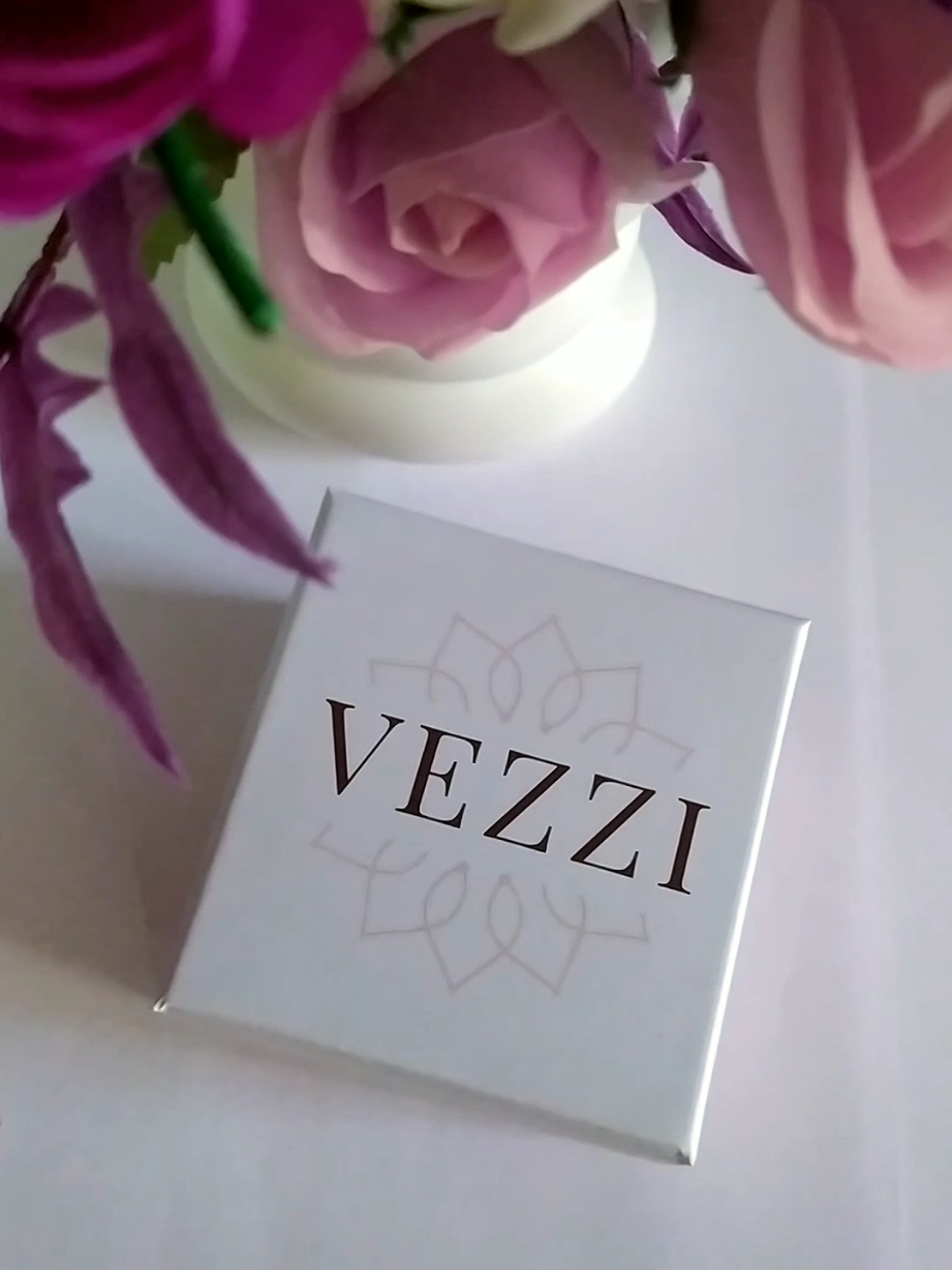 Descoperă magia accesoriilor Vezzi 💖 Brățări colorate, delicate și pline de stil, create să-ți completeze fiecare zi.  Alege vibe-ul care te reprezintă și poartă-l cu încredere! ✨   #VezziJewelry  #EleganțăNaturală  #StrăluceșteCuVezzi #contentcreator #accesori 