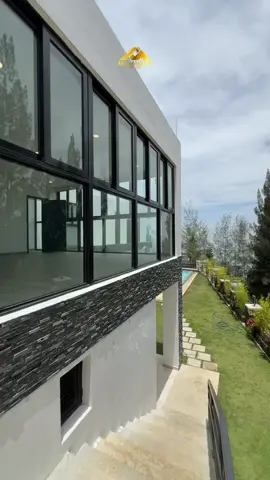 Maison de  2 étages 3 chambres à coucher 4 toilettes Salon  Salle à manger  Terrasse Cuisine Dépandance Piscine Grand parking Terrain de 1070m2  ou 8.29 centièmes Entièrement clôturé 2 réservoirs  d eau de  35000 gallons chaque Prix $ 800000 USD #viral #haiti #haitiennetiktok🇭🇹🇭🇹🇭🇹🇭🇹😍😍 #petionville #haitiantiktok🇭🇹🌷🌷abonné 