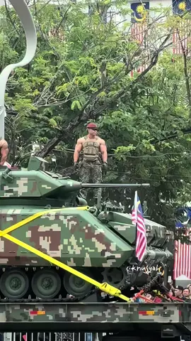 Besi tank keras, tapi abang ni nampak lagi keras otot dia 💪🏽 #merdeka2025🇲🇾 #tenteramalaysia 