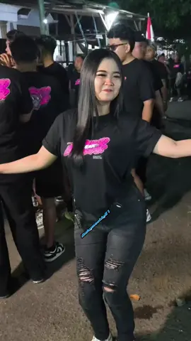 tipis tipis ae seng penting asyik 🔥💃 #dancerkarnaval  #karnavalsoundsystem  #malang24jam  #4page  #fypviralシ  @siska_permataa 