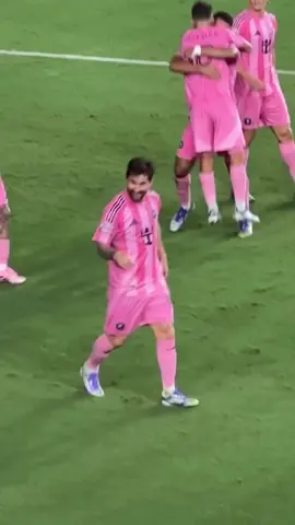 ▪️ عمره 38 عامًا ▪️ فاز بكل شيء مع المنتخب الوطني، وكان بطلًا في كل نادٍ لعب له ▪️ جولتان من التصفيات مع لا سكالونيتا قادمتان ومع ذلك، ورغم أنه لم يكن جاهزًا تمامًا بسبب إصابة عضلية، فقد خاطر بصحته البدنية وسجل هدفين ليقود إنتر ميامي إلى نهائي كأس الدوري. مرة أخرى، أثبت أعظم لاعب في التاريخ أن على المرء أن يواجه مخاوفه. تمر السنوات، ويواصل اللاعب رقم 10 تعليمنا دروسًا. لن يكون هناك من يشبهه 🫶🇦🇷 #messi 