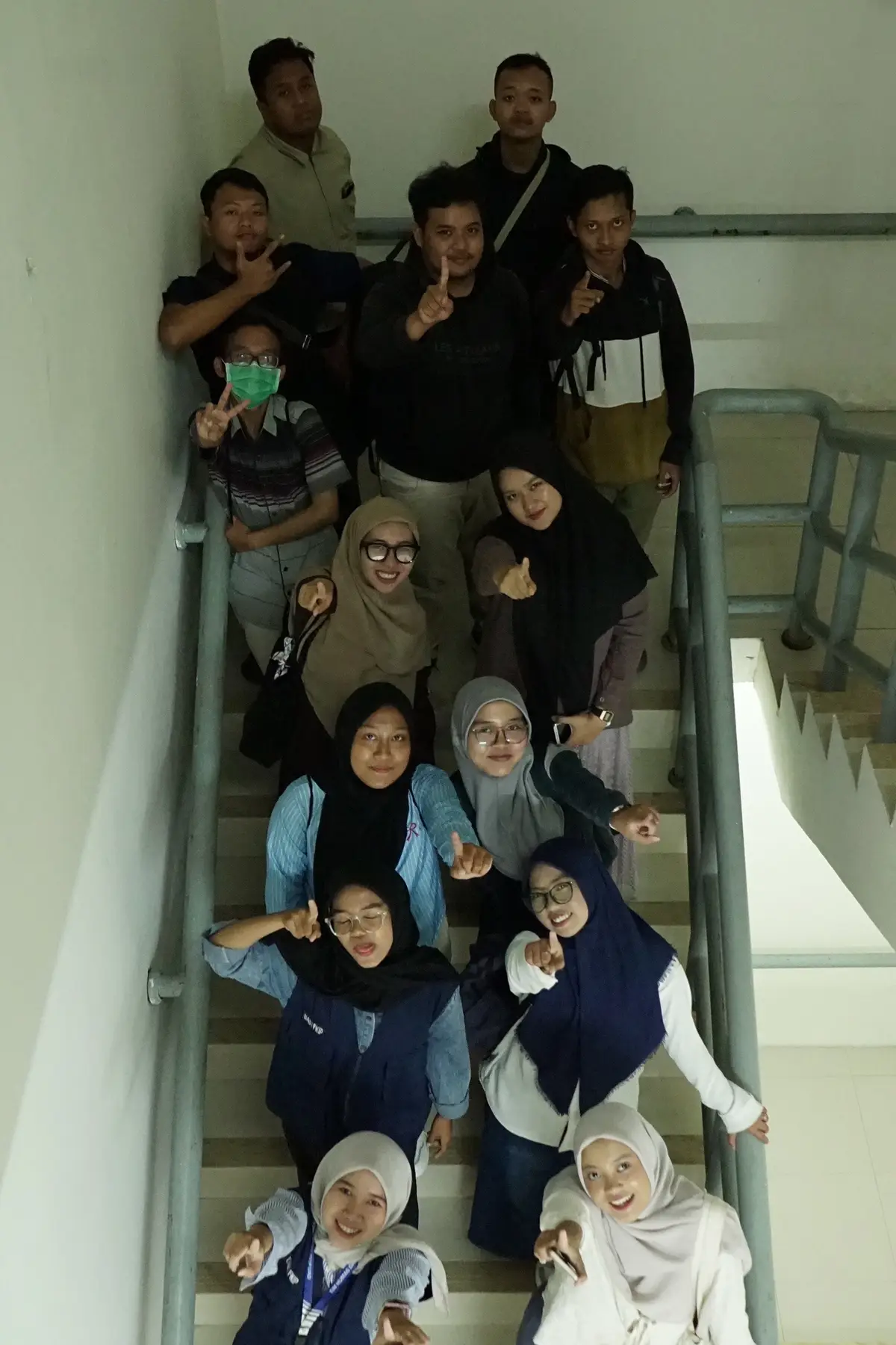 pada sumringah banget, emang abis ketemu siapa sih? 🤔😌✌🏻 #fkipuad #mashuda22 