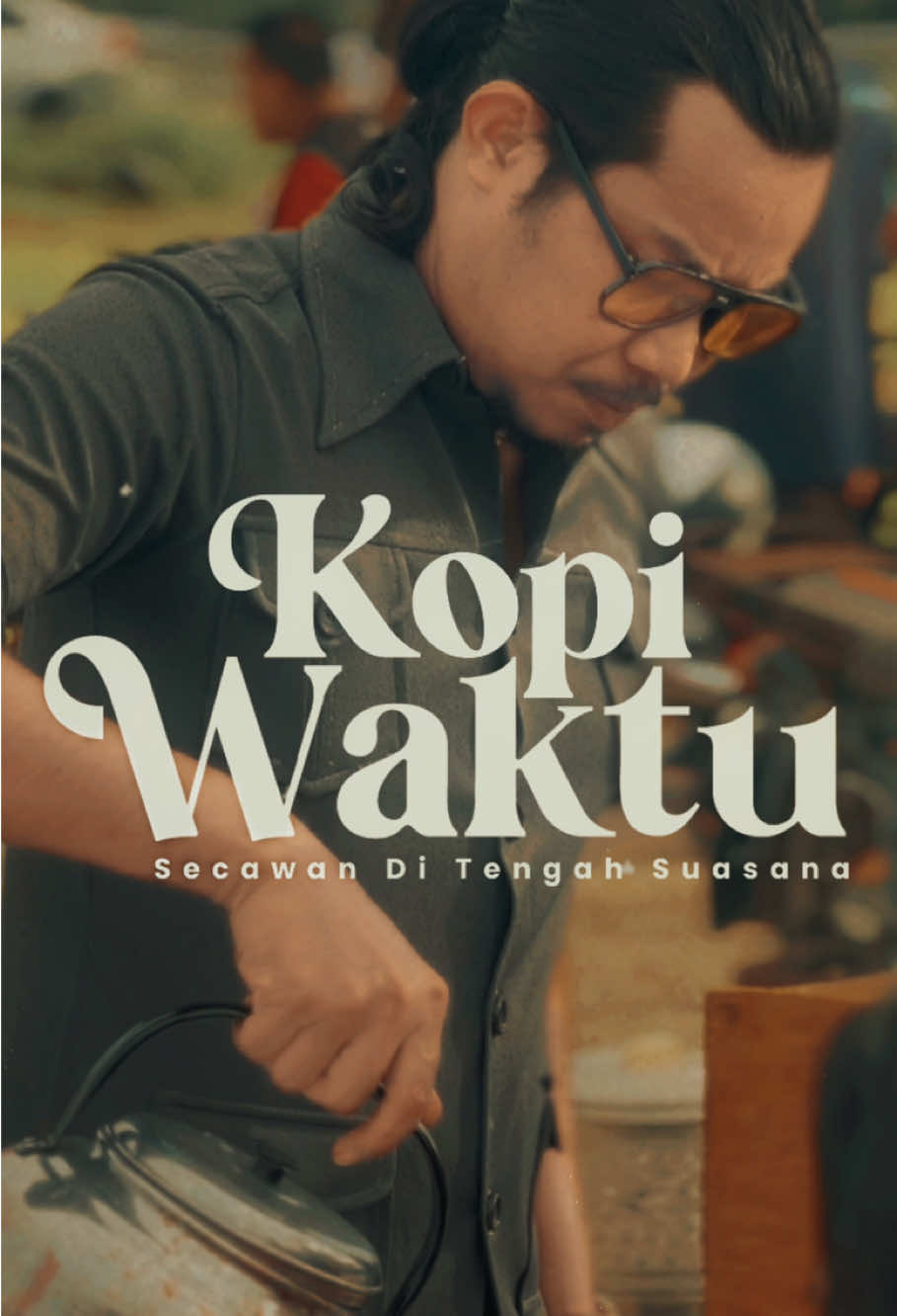 Terima kasih @AngkasaPeople sebab hiburkan kami tempoh hari semasa Kopi Waktu bersiaran..  . Alunan gesekan biola yang mengasyikkan. Steadylah!! ☺️ . . #70sdressup #70s #70sfashion #70svibes #70svintageclothing #70svintage #babahkugaya70an #70sstyle #80an #mengamitmemori #80s #northernretro70s #vintage #ffyp #fyp #suasanakampung #kampunghalaman #YanKedahDarulAman #UluSedakaYanKedah #kenanganmengusikjiwa #kopiwaktu #kopiwaktuulusedaka #kopidulu #yankedah #ulusedaka #kopidulubarukamu  #tahunmelawatkedah2025 