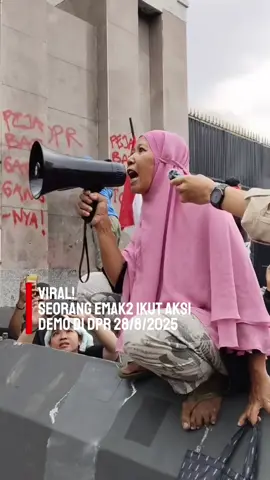 INI BARU EMAK2 🔥 Aksinya menjadi sorotan usai menyuarakan emosinya di depan gedung DPR RI pada aksi demo tadi siang #bubarkandpr #viraltiktok #breakingnews #bubarkandpr #fyppppppppppppppppppppppp 