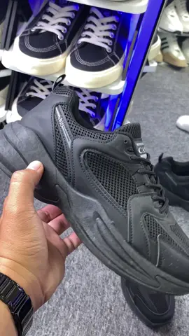 Rekomendasi sepatu cowok keren warna hitam dari brand CANI #sepatucani #sneakers #sepatusneakers #sepatucowok #sneakerscowok 
