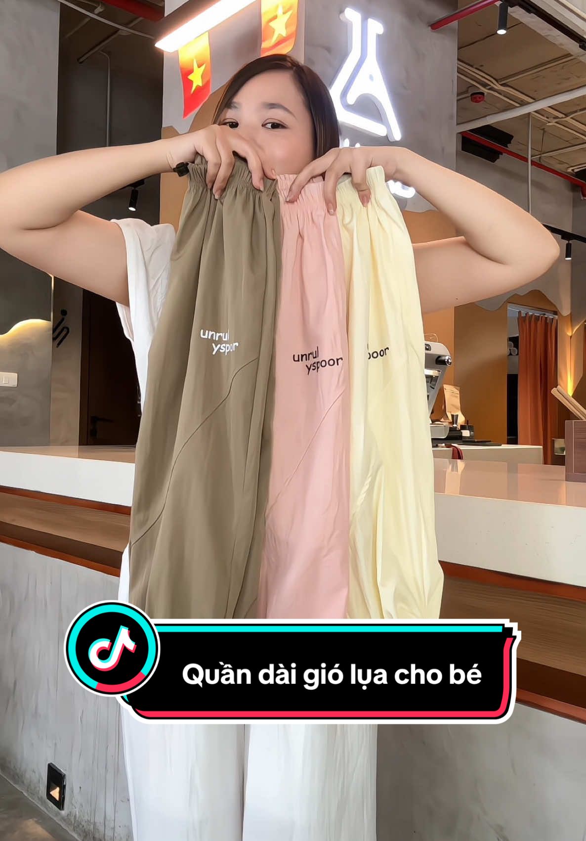 Quần gió lụa cao cấp cho bé trai bé gái. #megaoreview123 #quanaotreem #quanbetrai #quanbegai 