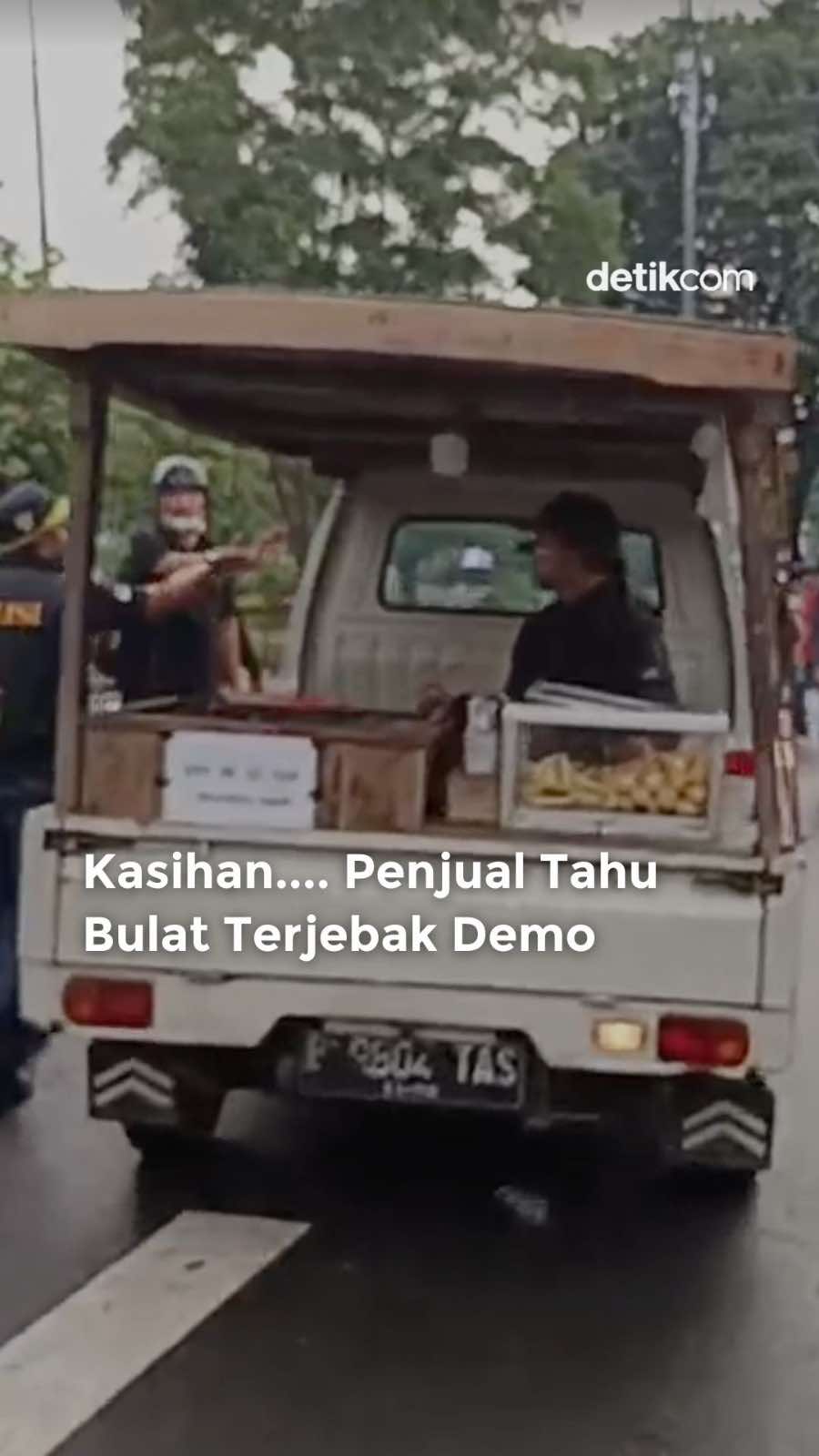 Ada momen unik saat demo mahasiswa dan pelajar di Gedung DPR. Salah satu mobil tahu bulat terjebak di antara polisi dengan massa aksi. Peristiwa terjadi saat polisi memukul mundur massa aksi di Jalan Gerbang Pemuda, Jakpus. Baca berita selengkapnya hanya di detik.com! Creator: Prastiwi #detikcom #demo #demoburuh #demomahasiswa