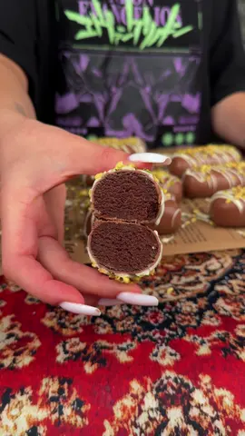 От такой картошки я никогда не откажусь 🥔🤌🏽✨ РЕЦЕПТ: -Печенье (500 г)  -Слив.масло (100 г) -Какао (5-6 ст.л.) -Сгущенка (+-250 г) тут ориентируйтесь на консистенцию -Коньяк (4-5 ст.л.) -Шоколад молочный (300 г) -Раст.масло (60 мл) Приготовление: Печенье измельчаем в крошку и добавляем в туда какао. Туда же отправляем  растопленное сливочное масло, сгущенку, коньяк и перемешиваем. Формуем колбаски примерно по 70-75 грамм и отправляем в мороз. В это время растапливаем шоколад импульсами, добавляем в него раст.масло и перешиваем. Немного замороженную картошку насаживаем на шпажки, окунаем в шоколад, даем ему застыть и можно наслаждаться. 