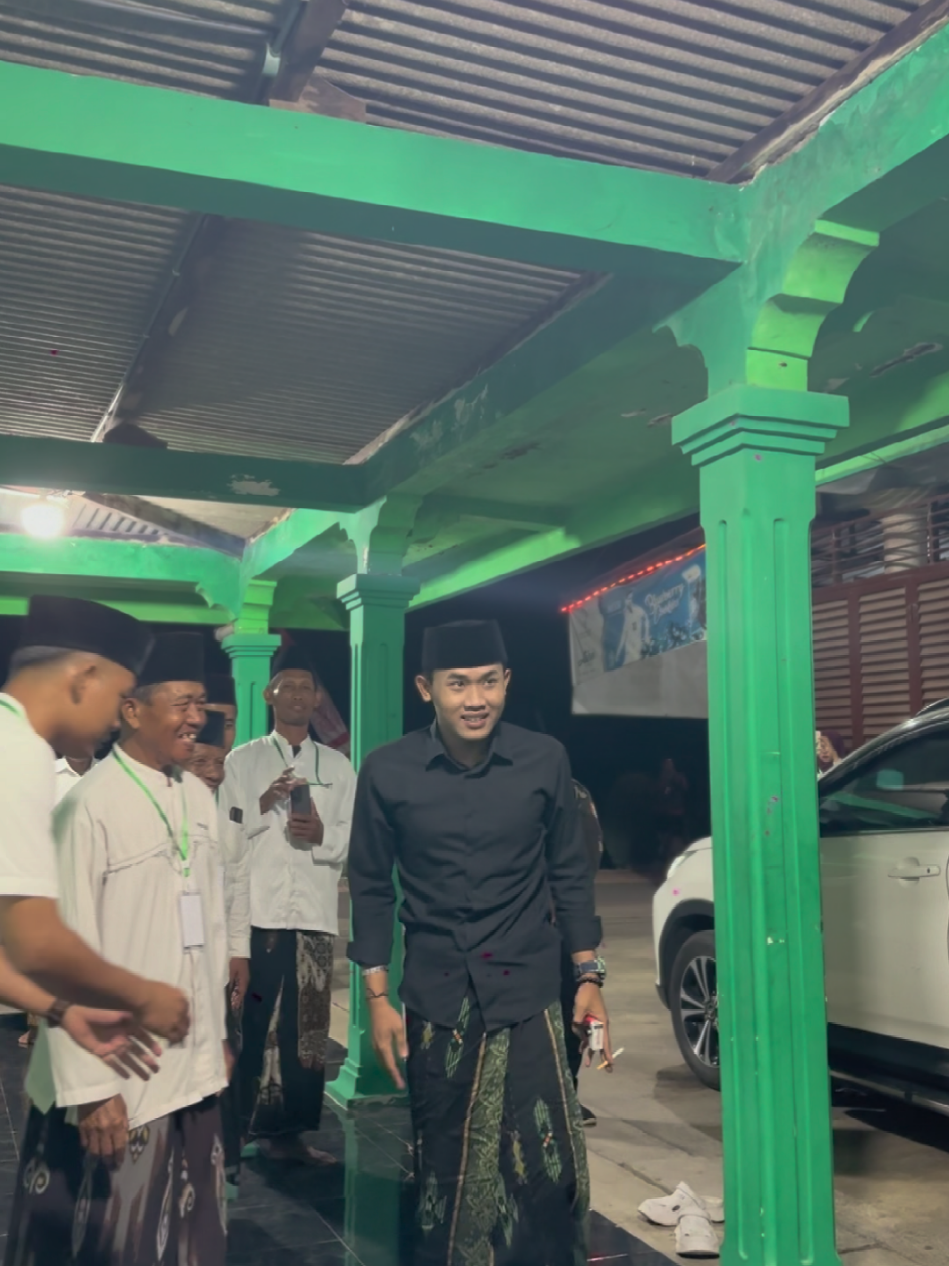 senyum manis yang di rindukan jamaah, detik detik kehadiran gus ell di lokasi transit di desa Ngasinan ponorogo.  #fyyyyyyyyyyyyyyyy #fypシ゚viral #gusellhamyahya #viraltiktok #viralvideo @MT. IBADALLAH OFFICIAL 
