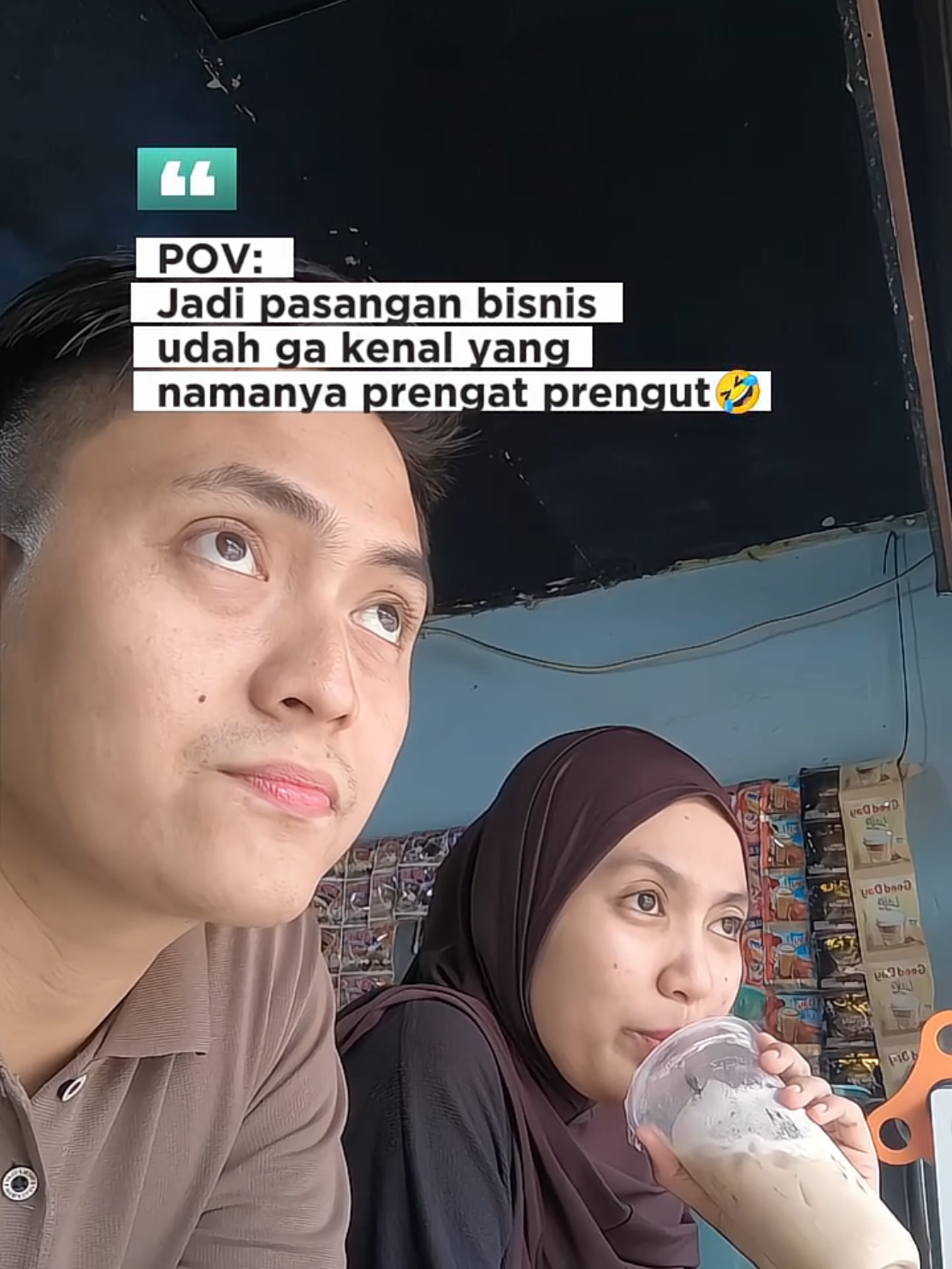 Awal-awal jualan sih masih ada prengat prengutnya🤣  Masuk tahun ke 6 udah ga ada deh kayanya yg namanya prengat prengut.  Bayangin aja ada satu yang prengat prengut warung bukannya dapet pembeli yang ada malah bikin pembeli kabur🤣  Operasional kacau apalagi keuangan🤣  Alhamdulillah setelah prengat prengut ga ada sekarang jadi pasangan bisnis yang makin solid 💼❤️ Debat kecil? Ujungnya jadi ide baru. Obrolan receh? Tiba-tiba jadi strategi cuan 😍 👉 Kalau kamu, berani ga nih bisnis bareng pasangan? Coba tulis di kolom komentar ya👇