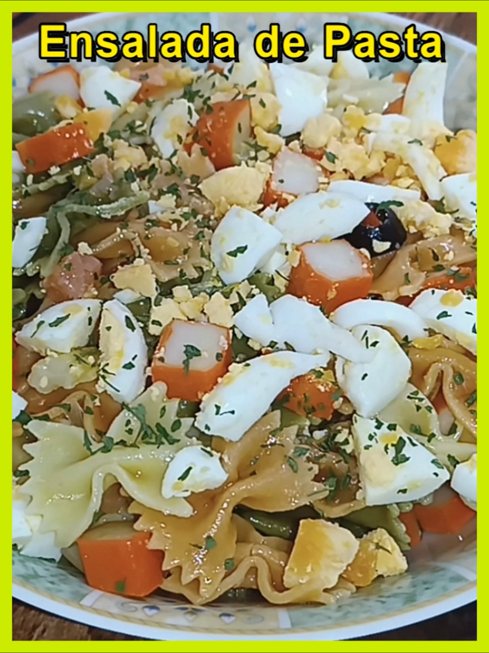 ✅ Ensalada de Pasta Fácil 🥗😋 INGREDIENTES:  - Pasta Vegetal Pajaritas 400 gr  - Palitos de Surimi 300 gr  - Salmón Ahumado 100 gr  - Encurtidos Varios 80 gr  - Pimiento Rojo Asado 60 gr  - Huevo Cocido al Gusto  - Aove  - Vinagre  - Mostaza  - Sal Marina  - Agua #recetasfaciles #recetasdeensalada #ensaladasfaciles #pastaconsalmon #pastaensalada 
