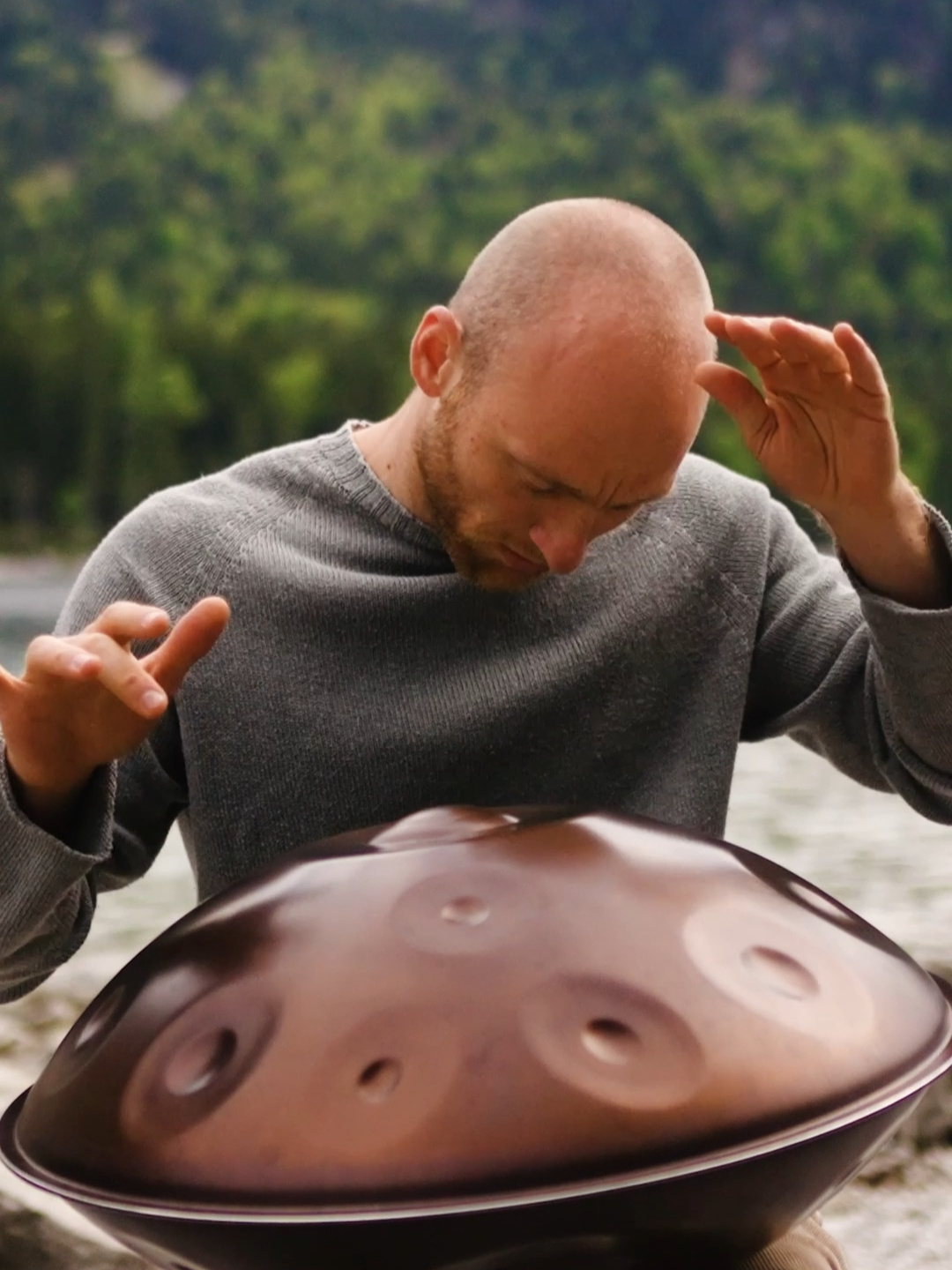 When everything feels a bit too much, I sit down with my handpan. It helps me ground myself, release the noise in my head, the tension in my body and reconnect with the moment. It’s a gentle reminder that peace doesn’t come from outside. It is something we can create within - always. Taking just a few minutes for yourself can shift the whole day. So maybe, while listening, allow yourself to pause, breathe, and feel that same grounding energy. I’d love for this moment to bring you back to yourself, just as it does for me. 🤍 Played on my D Aegean 18 made by Ayasa Instruments #handpan #maltemarten #grounding #meditation
