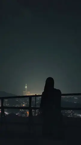 我无法改变过去，但我可以改变未来，让它更美好。 (Wǒ wúfǎ gǎibiàn guòqù, dàn wǒ kěyǐ gǎibiàn wèilái, ràng tā gèng měihǎo.)  Aku tidak bisa mengubah masa lalu, tapi aku bisa mengubah masa depan agar lebih baik.#creatorsearchinsights #CapCut #fyp #lewatberandafyp #quotesmandarin 