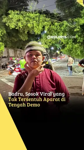 Di tengah ribuan buruh yang memadati DPR RI, sosok Muhammad Badru atau Badru Kepiting jadi pusat perhatian. Influencer disabilitas ini hadir bukan sekadar ikut ramai, tapi lantang melontarkan kritik dengan gaya khasnya. Uniknya, setiap kali ia muncul di tengah demo, publik menilai Badru seolah jadi figur yang tak tersentuh aparat. #BadruKepiting #AksiDemo #DPRRI #fyp #ViralDemo 