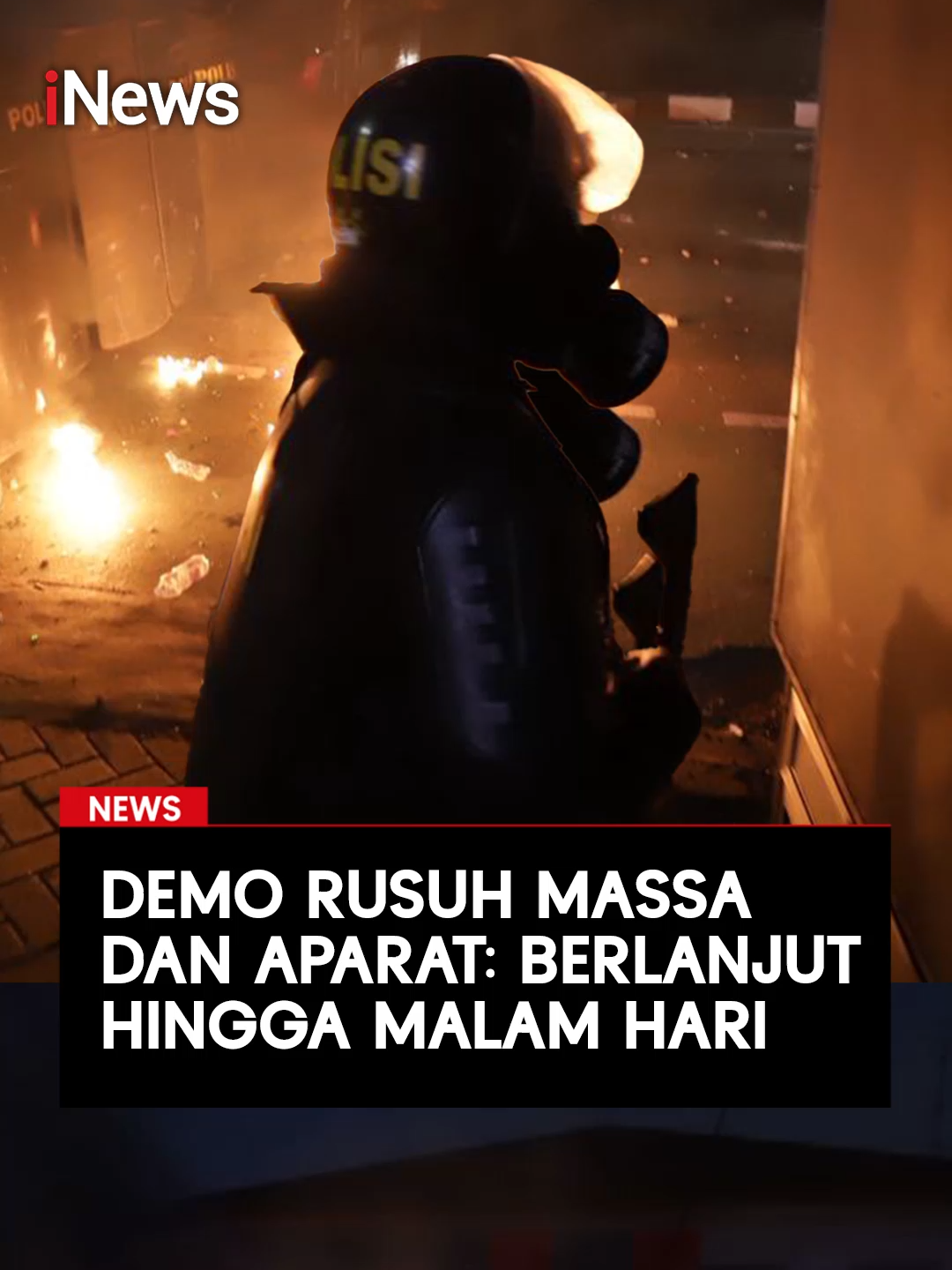 Bentrokan antara massa aksi dan aparat tak kunjung reda meski malam semakin larut. Api dari ban bekas yang dibakar pengunjuk rasa menerangi jalan, diiringi ledakan petasan dan lemparan molotov yang menyulut kobaran api di beberapa titik. Aparat menanggapi dengan tembakan gas air mata serta semprotan water canon. Namun massa tidak segera bubar, bahkan semakin berani menantang barikade polisi. Hingga tengah malam, bentrokan masih terus terjadi di sejumlah titik, membuat situasi kian mencekam dan arus lalu lintas lumpuh. #BentrokanMassa #RicuhHinggaMalam #GasAirMata #SituasiMencekam