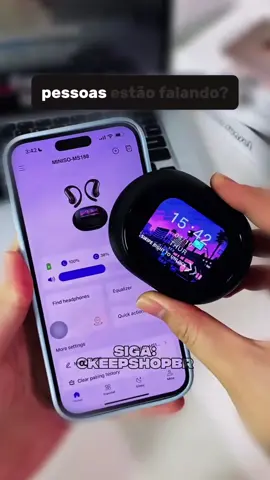 Fone de Ouvido com Tradutor MINISO MS188 Com tecnologia de Inteligência Artificial, ele traduz instantaneamente em até 134 idiomas. Perfeito para viagens, reuniões de trabalho, estudos e até para conhecer novas pessoas. 275 Conexão estável com Bluetooth 5.4 14 Estojo com tela colorida sensível ao toque 72 Resistente à água com certificado IPX5 #desconto #fonedeouvido #tradutor #miniso #tiktokshop 