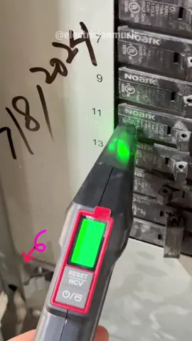 Lo juro, este es el buscador de disyuntores más preciso.#sparky #electriciansoftiktok #electricianlife #electricians #tiktokshop #bluecollar #diyer 