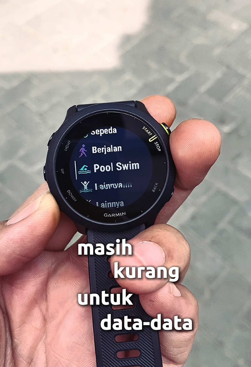 Membalas @Kindness00 Garmin Forerunner 55 di 2025 — masih worth it atau ngga si balik lagi sama kebutuhan. Kalau aku pribadi untuk fiturnya udah cukup yang sering lari kota-kota. tapi gak komplit di modenya. Dari segi tampilan aku mending yang baru. Kalo seneng model klasik ini juga udah oke. Untuk pemakaian pribadi overall masih oke buat aku yang sekedar hobi #GarminForerunner55 #GarminWatch #GarminIndonesia #JamLari #RunningWatch #PelariIndonesia #RunningCommunity