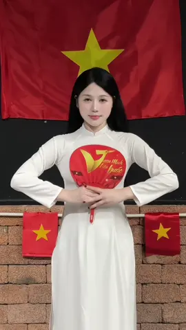 Rực rỡ sắc đỏ ♥️ Tự hào người Việt Nam 🇻🇳 Chiếc quạt đặc biệt A80 sẽ được phát miễn phí tại 5 Trạm Sức Khỏe Long Châu trong ngày tổng duyệt & diễu binh. Các trạm còn có 350 chỗ ngồi ưu tiên dành cho cựu chiến binh, người cao tuổi, người khuyết tật, phụ nữ mang thai & trẻ em 🇻🇳 Chúc cả nhà nhiều niềm vui và sức khoẻ <3 #80NamRangRo #KhoeDeYeuNuoc  #A80 #NhaThuocLongChau #TiemChungLongChau   