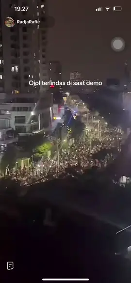DETIK-DETIK OJOL TERLIDAS MOBIL POLISI SAAT DEMO 28 Agustus 2025  #dprri #Demohariini #Polisi #1312 #Demodpr 