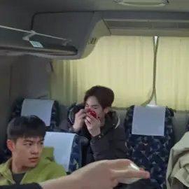 คนอื่นให้ของบัดดี้ บัดเดอร์แต่ภูภูสนไรล่ะ5555555555555555555555555555555555555555555555555 จะเติมแป้งอยู่อย่าง #PHUTATCHAI #BUSSINGJAPANEP4 