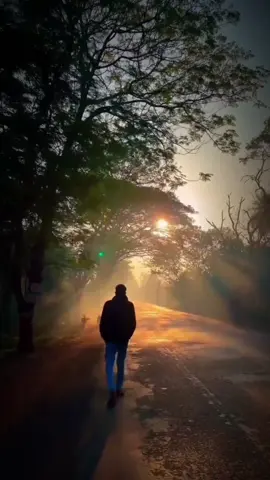 Tak peduli berapa kali jatuh, aku tetap berdiri. Tak peduli seberapa berat langkah ini, aku tetap melangkah. Karena berhenti itu pilihan mereka yang kalah… Sedang aku, memilih untuk maju, tanpa menoleh ke belakang. #creatorsearchinsights #motivational #inspirational 