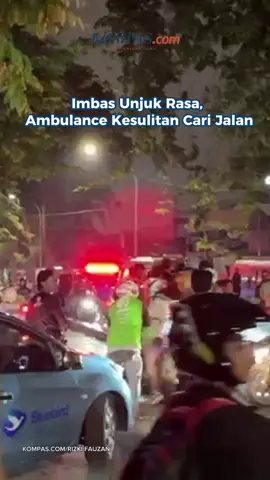 Ambulans kesulitan cari jalan imbas unjuk rasa. Massa yang memadati Jl. Palmerah Utara melumpuhkan jalan, pengendara tidak bisa melintas. Videographer: M Rizki Fauzan Video Editor: Hanifa Khayla Putri Produser: Yuna Fikry #demo #dpr #liputan  