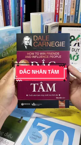 Đắc Nhân Tâm - cuốn sách đỉnh cao về nghệ thuật giao tiếp và đối nhân xử thế. Nếu bạn đang gặp vấn đề về giao tiếp và đối nhân xử thế chưa được khéo léo và tự tin, chưa được hoạt ngôn hoặc ngại giao tiếp thì Đắc Nhân Tâm là cuốn sách bạn nên đọc ngay. Cuốn sách mang đến rất nhiều phương pháp và kỹ thuật cùng với nhiều ví dụ thực tế để giúp mọi người nâng cao kỹ năng giao tiếp và ứng xử một cách nhanh chóng và hiệu quả.#tiemsachbinhyen #BookTok #sach #sachhay #dacnhantam 