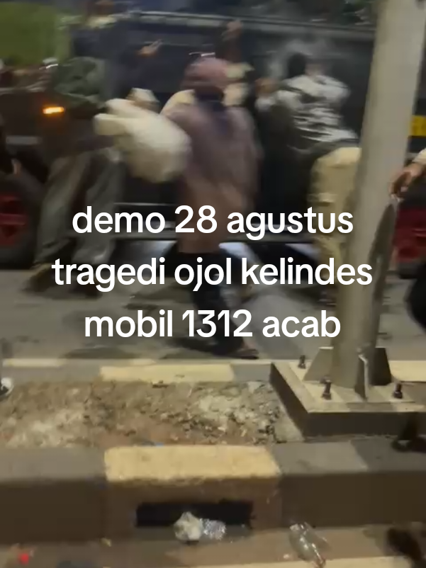 semoga baik baik saja bang ojol yang kelindes #ojol #demo #dpr #28agustus #fyp 