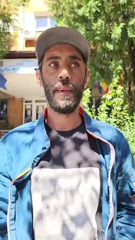 📡🟥Clanul Honconilor sfidează legea la Petroșani – Bobi Muntean „se crede lider” și amenință copii, în timp ce Poliția și Jandarmeria par spectatori🟥 „Îmi este frică pentru copiii mei” – mărturia cutremurătoare a unui tată care cere ajutor Un tată din Petroșani a ajuns astăzi în fața Poliției Municipale pentru a cere protecție. Vizibil marcat de teamă, acesta a povestit reporterilor Observatorului Național TV că el și copiii săi minori sunt amenințați de interlopul Bobi Muntean, care se crede unul dintre liderii clanului Honconilor. „Îmi este frică pentru copiii mei, pentru mine. Nu mai am curajul să merg acasă. Bobi Muntean îmi face viața un calvar”, a declarat bărbatul. Frică de moarte în propria scară de bloc! Situația este cu atât mai alarmantă cu cât bărbatul locuiește chiar în aceeași scară de bloc cu Bobi Muntean. Acesta a mărturisit că se teme în permanență să nu primească „o bâtă de baseball în cap” sau chiar să fie ucis pe scările blocului. Teama lui este una reală, justificată de amenințările repetate și de reputația clanului Honconilor. „Se crede lider” – gardul Jandarmeriei, transformat în teritoriu interlop O mare parte din clanul Honconilor își face zilnic veacul chiar pe gardul unității de jandarmi din Petroșani. Acolo, indivizii au adus bănci și scaune, transformând spațiul într-o „vamă” ilegală. Bobi Muntean, care se consideră un fel de lider secund al clanului Honconilor, se comportă ca și cum ar „tăia și spânzura” în cartier. Cine trece pe strada Tudor Vladimirescu, spre blocul de trei etaje, riscă să fie intimidat sau insultat, ca și cum accesul ar fi condiționat de voia clanului. Presa, insultată chiar sub ochii autorităților! Și mai revoltător, atunci când la fața locului au fost chemați jurnaliști, fie de cetățeni, fie chiar de poliție, aceștia au fost înjurați și jigniți de clanul Honconilor, inclusiv de Bobi Muntean – chiar sub privirile polițiștilor și jandarmilor. Polițiști intimidați, cetățeni dezamăgiți! Cel mai trist aspect este că, potrivit mărturiilor din zonă, uneori chiar și polițiștii par că își cer voie să pătrundă în perimetrul controlat de clan. Această realitate, pe care oamenii o observă zilnic, provoacă dezamăgire și neîncredere profundă în autorități. Locuitorii se așteptau ca măcar forțele de ordine să impună respectul legii, însă atunci când văd că interlopii își permit să înjure și să jignească în fața polițiștilor și jandarmilor, frica cetățenilor de bună credință devine și mai mare. Astfel, numele lui Bobi Muntean și clanul Honconilor devin sinonime cu teroarea, iar oamenii trăiesc cu sentimentul că legea nu îi mai protejează. 📡🟥Cazul prezentat de tatăl disperat nu este unul izolat, ci doar cel mai recent exemplu al modului în care clanul Honconilor sfidează ordinea publică. Opinia publică are motive întemeiate să fie revoltată, iar instituțiile statului trebuie să intervină imediat și ferm. Poliția Română  Inspectoratul de Poliție Județean Hunedoara  Jandarmeria Română  Inspectoratul de Jandarmi Judetean 