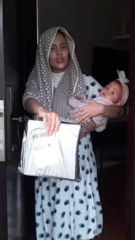 Mas kurir dan artis-artis di galeri fotonya 😃