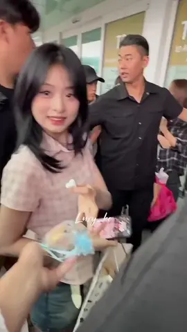 OP: After Ahyeon received my gift, she burst into bright, carefree laughter. Cr. Luxy_ke (Red Note) #ahyeon #ahyeonbabymonster #아현 #babymonster 